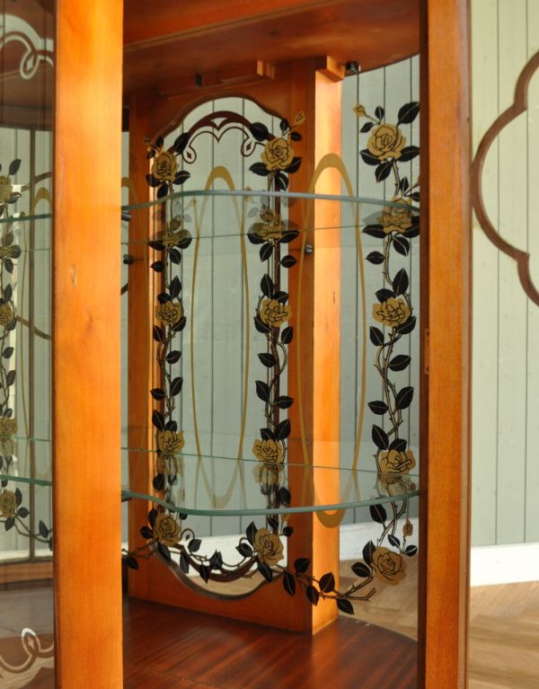 アンティークのキャビネット アンティーク家具 ミラーにお花の模様がたっぷりのアンティーク家具、イギリスのガラスキャビネット。背板が鏡張りになっています。(j-1447-f)