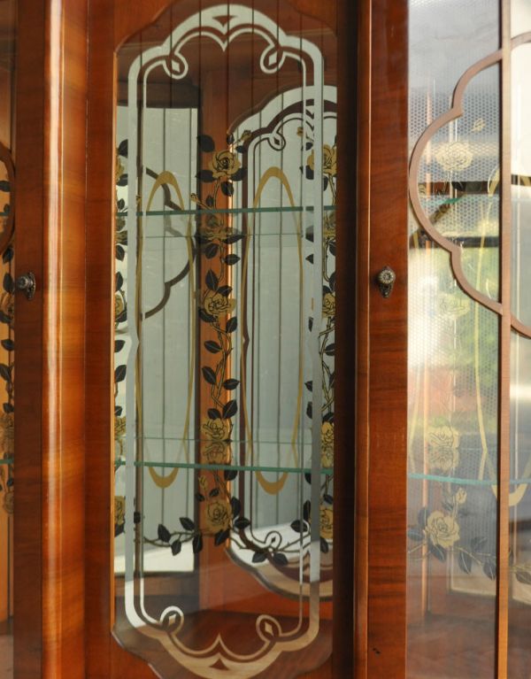 アンティークのキャビネット アンティーク家具 ミラーにお花の模様がたっぷりのアンティーク家具、イギリスのガラスキャビネット。ガラスもアンティークならでは。(j-1447-f)