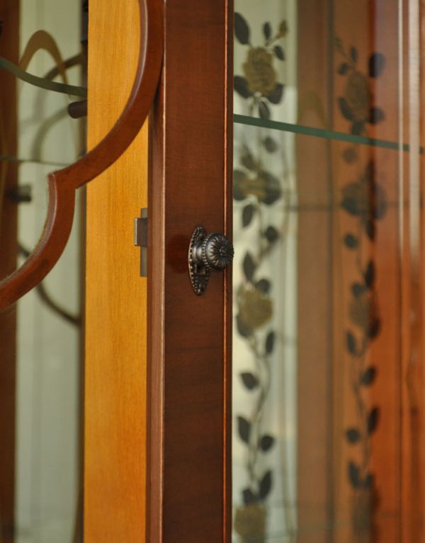 アンティークのキャビネット アンティーク家具 ミラーにお花の模様がたっぷりのアンティーク家具、イギリスのガラスキャビネット。可愛い取っ手がちょこんと付いています。(j-1447-f)