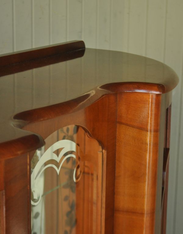 アンティークのキャビネット アンティーク家具 ミラーにお花の模様がたっぷりのアンティーク家具、イギリスのガラスキャビネット。天板の形も優雅な曲線。(j-1447-f)