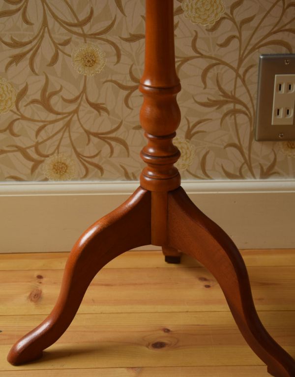 ロイドテーブル　アンティーク家具　イギリスのアンティーク家具、お花の天板のティーテーブル（オケージョナルテーブル）。カーブが美しい三本脚でしっかりテーブルを支えます。(j-1448-f)