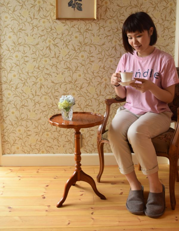 ロイドテーブル　アンティーク家具　イギリスのアンティーク家具、お花の天板のティーテーブル（オケージョナルテーブル）。玄関で花器を飾ったり、ソファの前に持ってくれば、ちょうどいいサイドテーブルに。(j-1448-f)