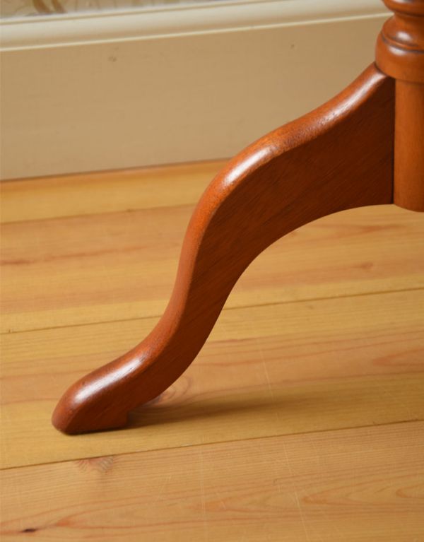 ロイドテーブル　アンティーク家具　イギリスのアンティーク家具、お花の天板のティーテーブル（オケージョナルテーブル）。脚先までこだわっています。(j-1448-f)