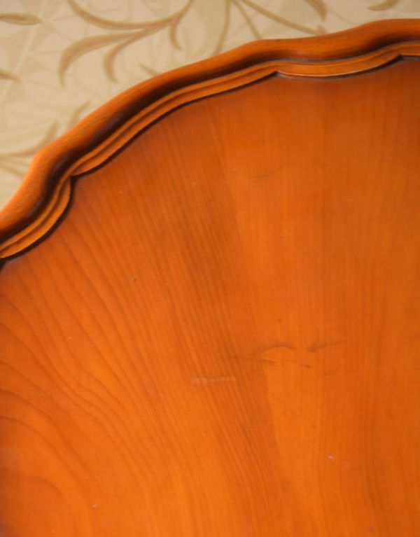 ロイドテーブル　アンティーク家具　イギリスのアンティーク家具、お花の天板のティーテーブル（オケージョナルテーブル）。角が丸くなっているので、小さなお子さまがいるお家でも安心してお使い頂けます。(j-1448-f)