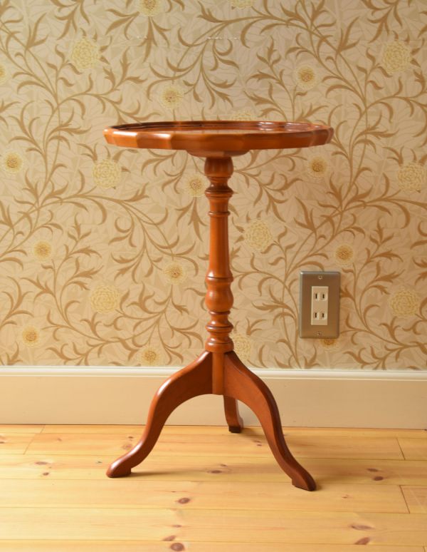 ロイドテーブル　アンティーク家具　イギリスのアンティーク家具、お花の天板のティーテーブル（オケージョナルテーブル）。高級感のある彫りのデザインと脚先の優雅なカーブが自慢のテーブルです。(j-1448-f)