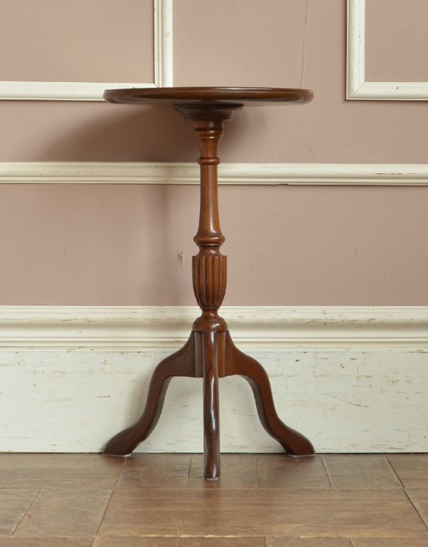 ロイドテーブル　アンティーク家具　木製の丸いイギリスアンティーク家具、ワインテーブル（オケージョナルテーブル）。高級感のある彫りのデザインと脚先の優雅なカーブが自慢のテーブルです。(j-1449-f)