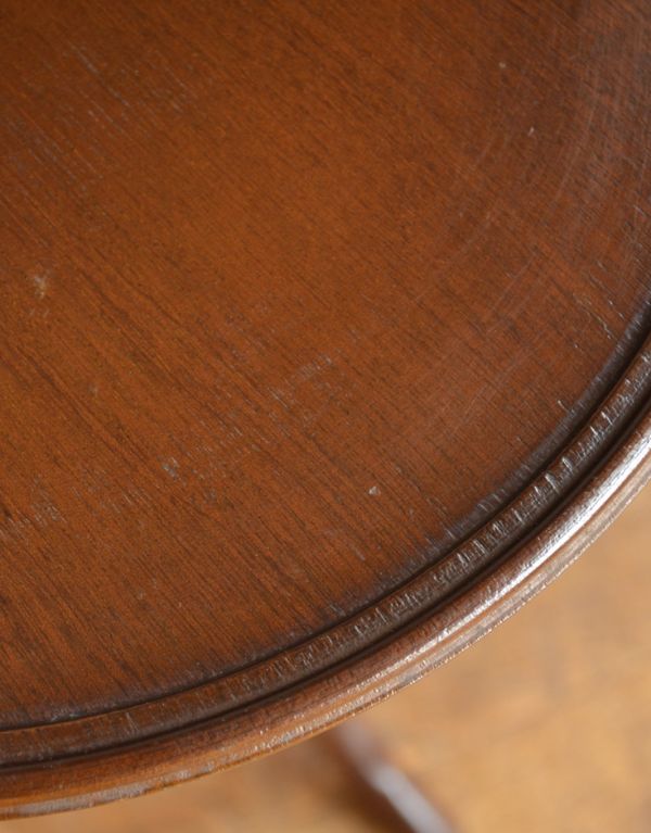 ロイドテーブル　アンティーク家具　木製の丸いイギリスアンティーク家具、ワインテーブル（オケージョナルテーブル）。角が丸くなっているので、小さなお子さまがいるお家でも安心してお使い頂けます。(j-1449-f)