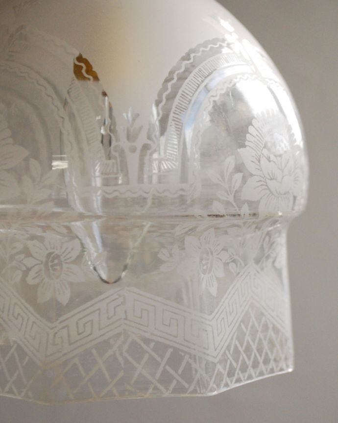 ペンダントライト　照明・ライティング　お花模様がキレイなアンティークランプシェード（コード・シャンデリア電球・ギャラリーなし）。シェードは、手作りのため多少、誤差があったり、気泡やキズ、汚れが入っている場合もあります。(j-145-z)