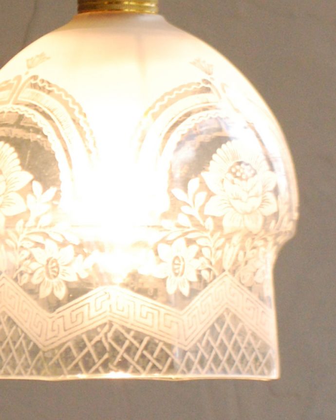 ペンダントライト　照明・ライティング　お花模様がキレイなアンティークランプシェード（コード・シャンデリア電球・ギャラリーなし）。アンティークのみ見ることの出来る輝きを、ぜひお家で楽しんで下さいね。(j-145-z)