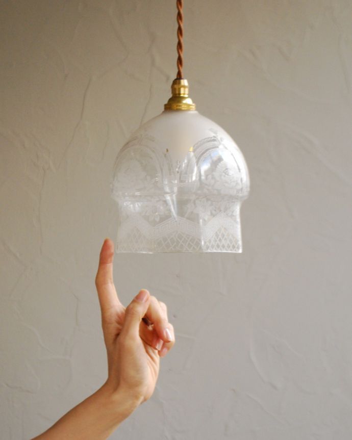 ペンダントライト　照明・ライティング　お花模様がキレイなアンティークランプシェード（コード・シャンデリア電球・ギャラリーなし）。キッチンカウンターやダイニングテーブル、トイレや玄関などの狭い空間にもオススメです。(j-145-z)