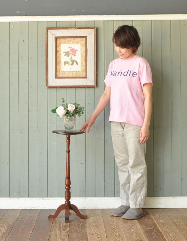 ロイドテーブル　アンティーク家具　イギリスの小さなアンティーク家具、丸い天板のオケージョナルテーブル。玄関で花器を飾ったり、ソファの前に持ってくれば、小粋なサイドテーブルに。(j-1452-f)