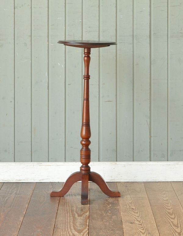 ロイドテーブル　アンティーク家具　イギリスの小さなアンティーク家具、丸い天板のオケージョナルテーブル。高級感のある彫りのデザインと脚先の優雅なカーブが自慢のテーブルです。(j-1452-f)