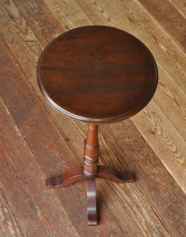 ロイドテーブル　アンティーク家具　イギリスの小さなアンティーク家具、丸い天板のオケージョナルテーブル。可愛い真ん丸な天板。(j-1452-f)