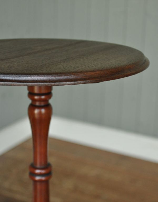 ロイドテーブル　アンティーク家具　イギリスの小さなアンティーク家具、丸い天板のオケージョナルテーブル。角が丸いので小さなお子様にも安心です。(j-1452-f)