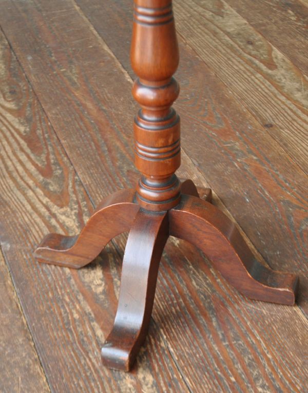 ロイドテーブル　アンティーク家具　イギリスの小さなアンティーク家具、丸い天板のオケージョナルテーブル。カーブが美しい三本脚でしっかりテーブルを支えます。(j-1452-f)