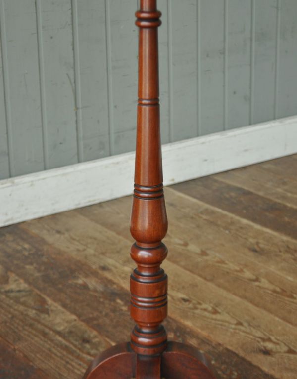 ロイドテーブル　アンティーク家具　イギリスの小さなアンティーク家具、丸い天板のオケージョナルテーブル。１つ１つキレイな装飾には、思わずうっとりしてしまいます。(j-1452-f)