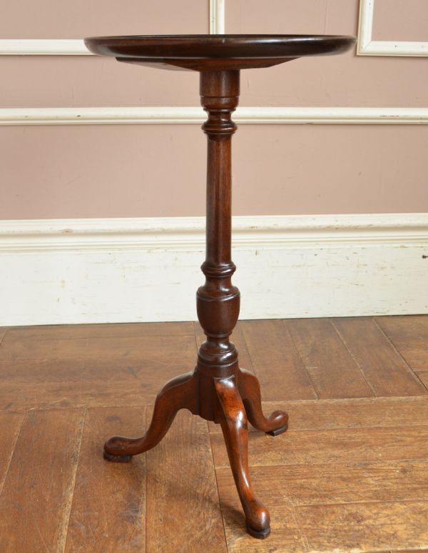 ロイドテーブル　アンティーク家具　英国の優雅なアンティーク家具、品のあるティーテーブル（オケージョナルテーブル）。高級感のある彫りのデザインと脚先の優雅なカーブが自慢のテーブルです。(j-1453-f)