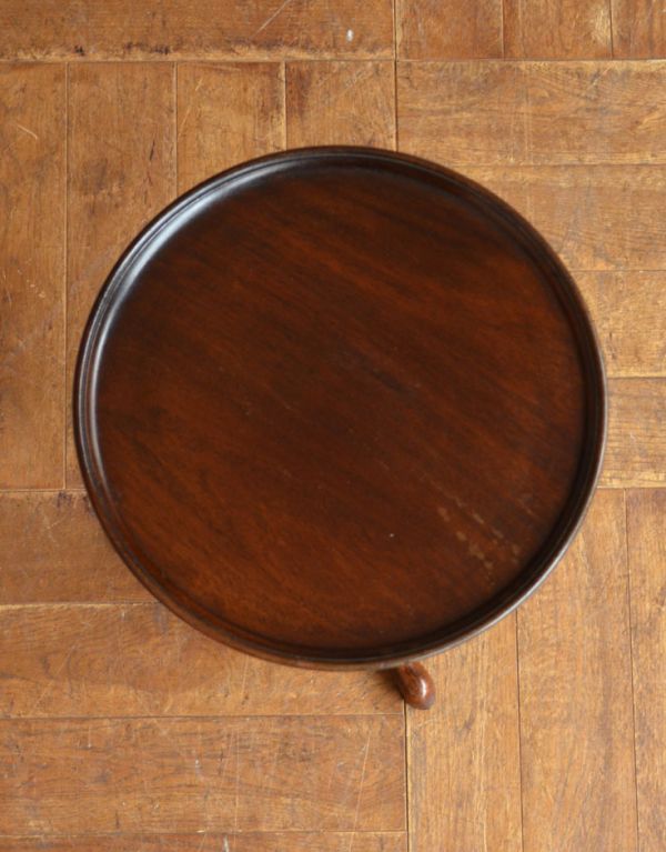 ロイドテーブル　アンティーク家具　英国の優雅なアンティーク家具、品のあるティーテーブル（オケージョナルテーブル）。可愛い真ん丸な天板。(j-1453-f)