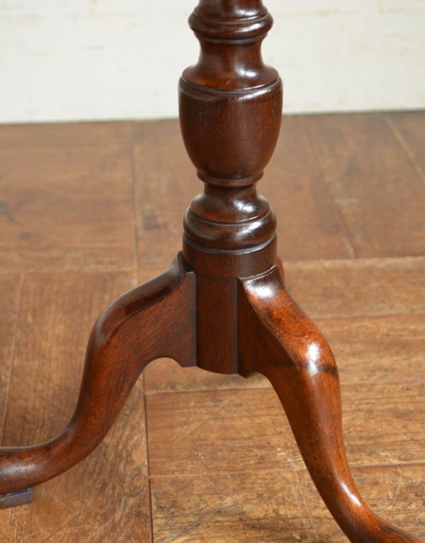 ロイドテーブル　アンティーク家具　英国の優雅なアンティーク家具、品のあるティーテーブル（オケージョナルテーブル）。カーブが美しい三本脚でしっかりテーブルを支えます。(j-1453-f)