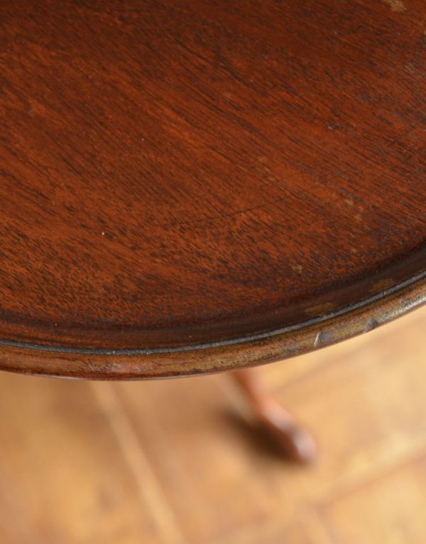 ロイドテーブル　アンティーク家具　英国の優雅なアンティーク家具、品のあるティーテーブル（オケージョナルテーブル）。角が丸いので小さなお子様にも安心です。(j-1453-f)