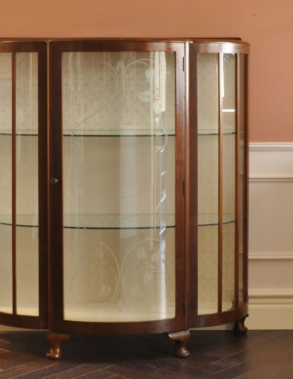 アンティークのキャビネット　アンティーク家具　半月形で品がある英国のアンティーク家具のガラスキャビネット（飾り棚）。アンティークのガラスがキレイにはめ込んであります。(j-1454-f)