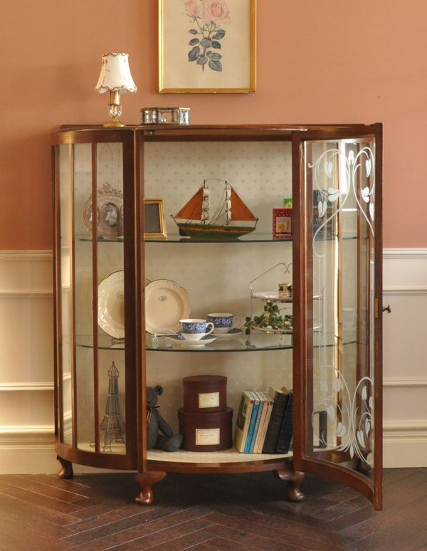 アンティークのキャビネット　アンティーク家具　半月形で品がある英国のアンティーク家具のガラスキャビネット（飾り棚）。３段あります。(j-1454-f)
