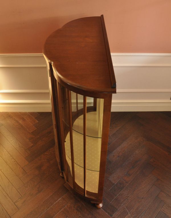 アンティークのキャビネット　アンティーク家具　半月形で品がある英国のアンティーク家具のガラスキャビネット（飾り棚）。天板もピカピカにお直ししました。(j-1454-f)