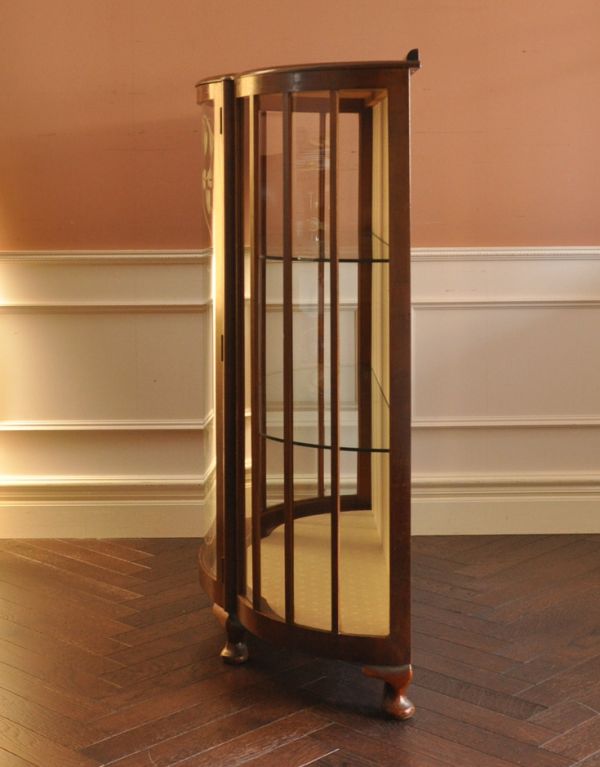 アンティークのキャビネット　アンティーク家具　半月形で品がある英国のアンティーク家具のガラスキャビネット（飾り棚）。サイドもガラスなので、どこから見ても美しいです！しっかり作られているので、安心してお使いいただけます。(j-1454-f)
