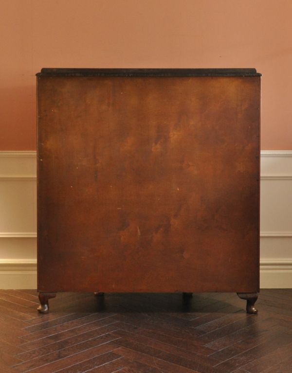 アンティークのキャビネット　アンティーク家具　半月形で品がある英国のアンティーク家具のガラスキャビネット（飾り棚）。きちんとメンテナンスしてあるので、裏側もキレイです。(j-1454-f)