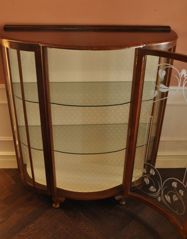 アンティークのキャビネット　アンティーク家具　半月形で品がある英国のアンティーク家具のガラスキャビネット（飾り棚）。キレイに修復してありますので、いろんなものを収納して下さい。(j-1454-f)