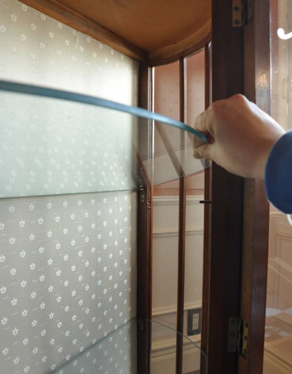 アンティークのキャビネット　アンティーク家具　半月形で品がある英国のアンティーク家具のガラスキャビネット（飾り棚）。棚板は可動です。(j-1454-f)