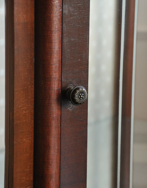 アンティークのキャビネット　アンティーク家具　半月形で品がある英国のアンティーク家具のガラスキャビネット（飾り棚）。小さな取っ手がちょこんと付いています。(j-1454-f)