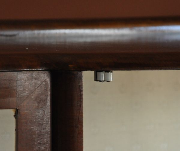 アンティークのキャビネット　アンティーク家具　半月形で品がある英国のアンティーク家具のガラスキャビネット（飾り棚）。ローラーキャッチャーが付いているので開閉はスムーズです。(j-1454-f)