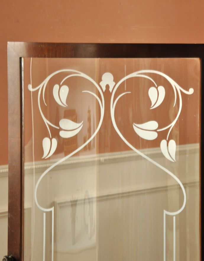 アンティークのキャビネット　アンティーク家具　半月形で品がある英国のアンティーク家具のガラスキャビネット（飾り棚）。。(j-1454-f)