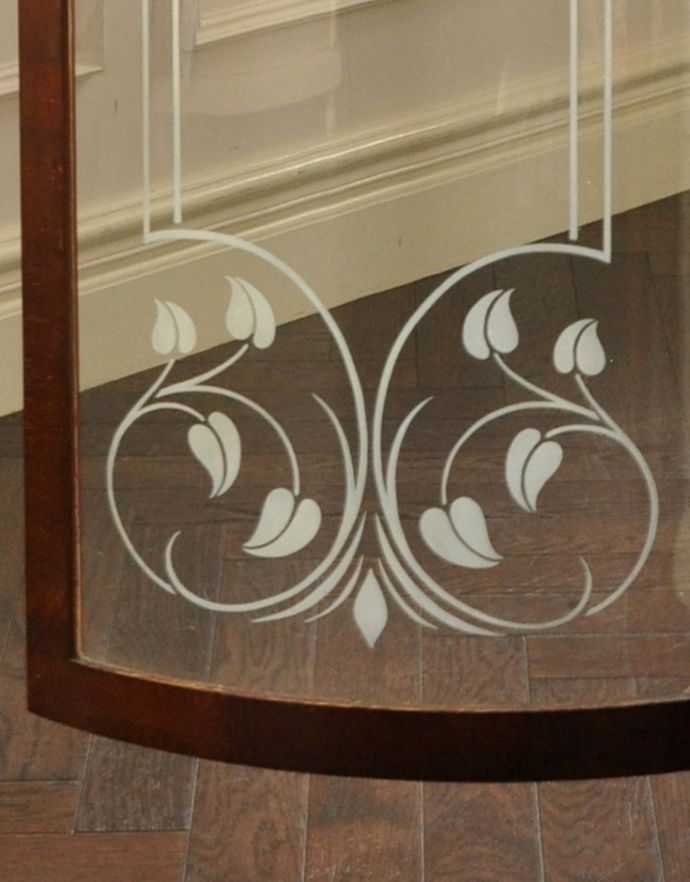 アンティークのキャビネット　アンティーク家具　半月形で品がある英国のアンティーク家具のガラスキャビネット（飾り棚）。ガラスもアンティークならでは。(j-1454-f)