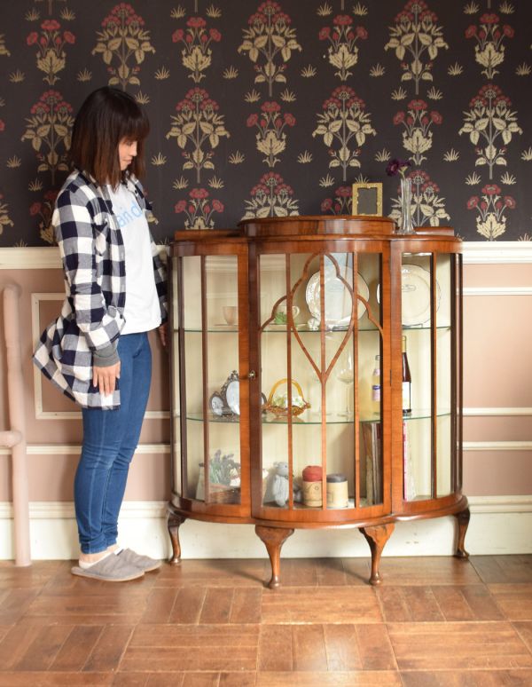 アンティークのキャビネット　アンティーク家具　天板に収納があるイギリスのアンティーク家具、ハーフムーンのガラスキャビネット（飾り棚）。風格と品があるので、リビングはもちろん、和室や書斎、客間にも最適。(j-1455-f )