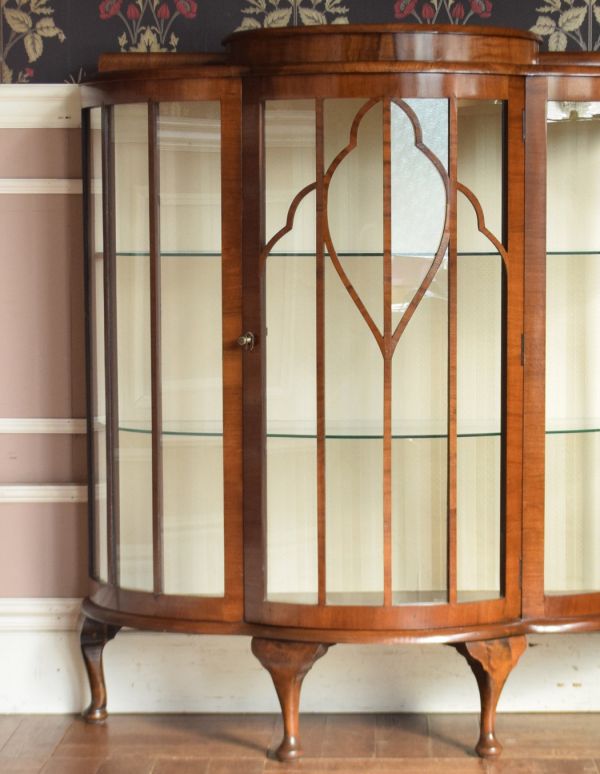 アンティークのキャビネット　アンティーク家具　天板に収納があるイギリスのアンティーク家具、ハーフムーンのガラスキャビネット（飾り棚）。アンティークのガラスがキレイにはめ込んであります。(j-1455-f )