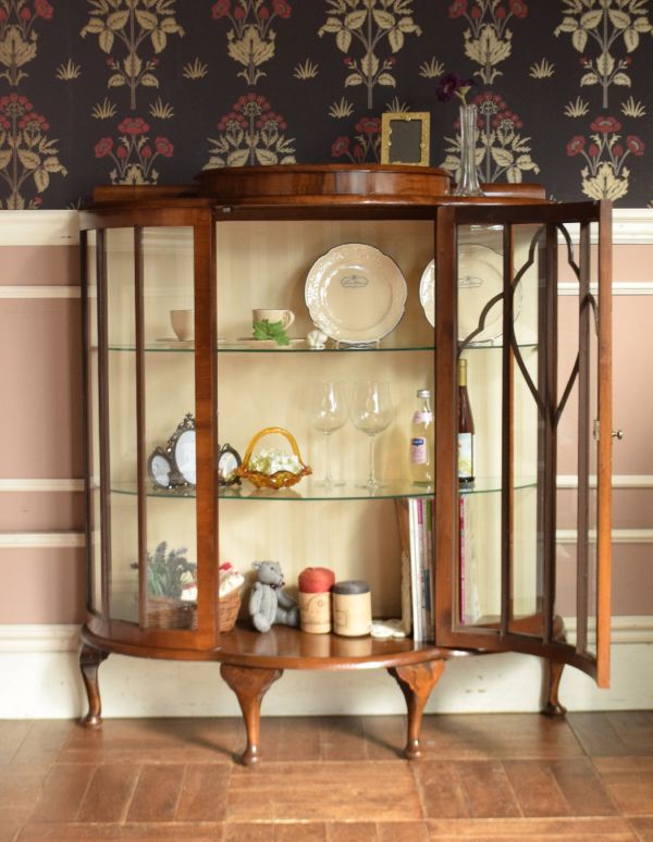 アンティークのキャビネット　アンティーク家具　天板に収納があるイギリスのアンティーク家具、ハーフムーンのガラスキャビネット（飾り棚）。中央にある１枚の大きな扉を開くアンティークらしいデザイン。(j-1455-f )