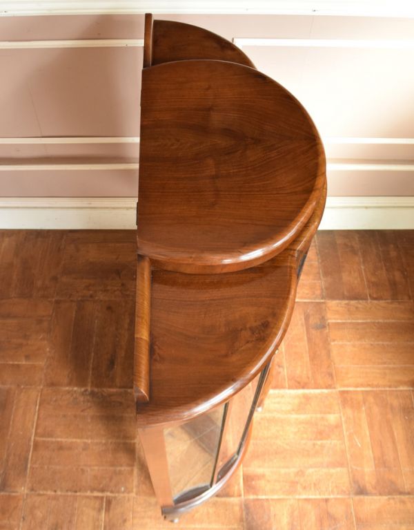 アンティークのキャビネット　アンティーク家具　天板に収納があるイギリスのアンティーク家具、ハーフムーンのガラスキャビネット（飾り棚）。天板もピカピカにお直ししました。(j-1455-f )