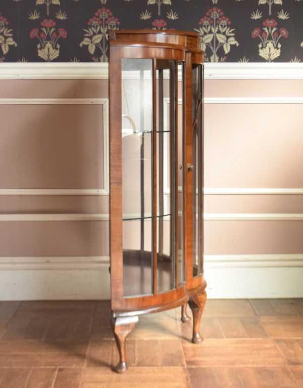 アンティークのキャビネット　アンティーク家具　天板に収納があるイギリスのアンティーク家具、ハーフムーンのガラスキャビネット（飾り棚）。サイドもガラスなので、どこから見ても美しいです！しっかり作られているので、安心してお使いいただけます。(j-1455-f )
