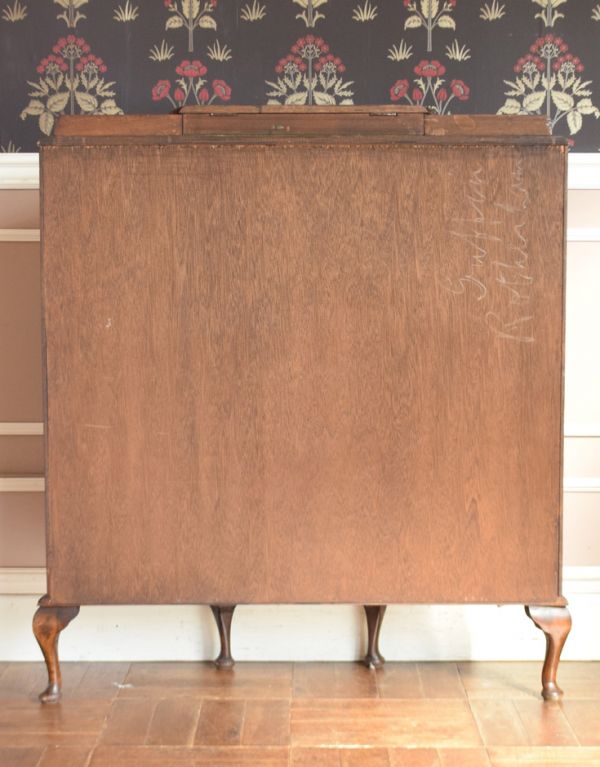 アンティークのキャビネット　アンティーク家具　天板に収納があるイギリスのアンティーク家具、ハーフムーンのガラスキャビネット（飾り棚）。きちんとメンテナンスしてあるので、裏側もキレイです。(j-1455-f )