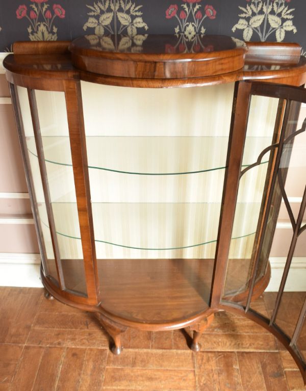 アンティークのキャビネット　アンティーク家具　天板に収納があるイギリスのアンティーク家具、ハーフムーンのガラスキャビネット（飾り棚）。中央にある１枚の大きな扉を開くアンティークらしいデザイン。(j-1455-f )