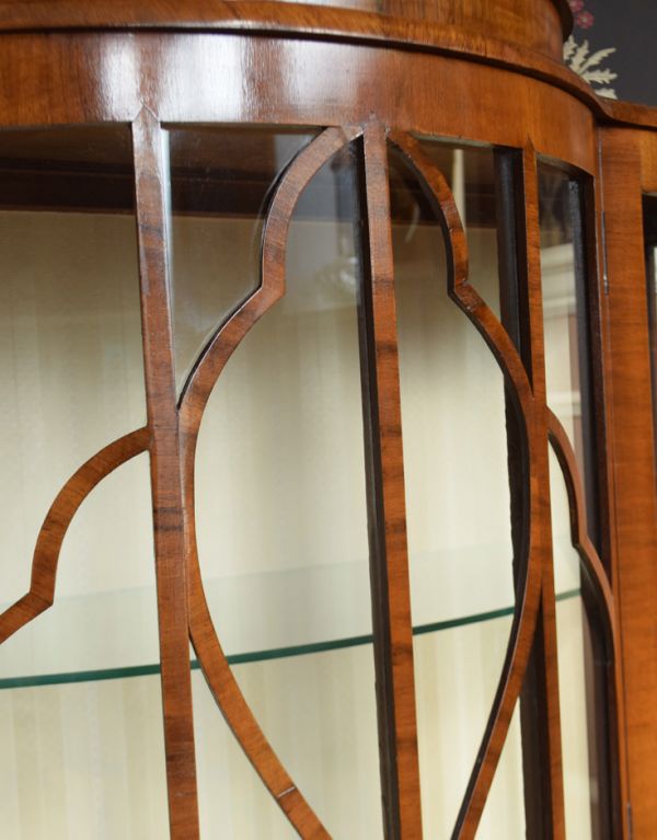 アンティークのキャビネット　アンティーク家具　天板に収納があるイギリスのアンティーク家具、ハーフムーンのガラスキャビネット（飾り棚）。ガラスもアンティークならでは。(j-1455-f )