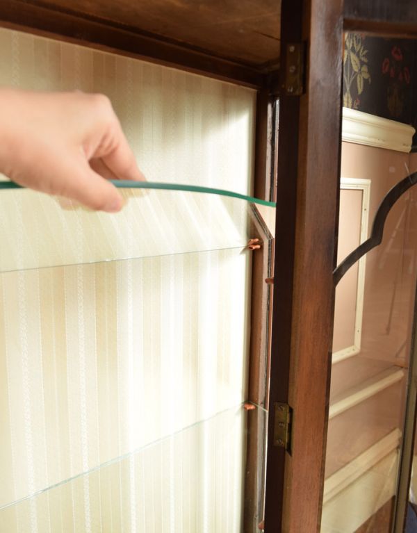 アンティークのキャビネット　アンティーク家具　天板に収納があるイギリスのアンティーク家具、ハーフムーンのガラスキャビネット（飾り棚）。ガラスの棚板は可動です。(j-1455-f )