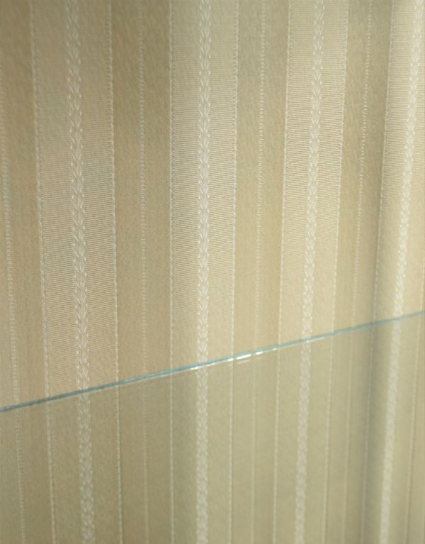 アンティークのキャビネット　アンティーク家具　天板に収納があるイギリスのアンティーク家具、ハーフムーンのガラスキャビネット（飾り棚）。柄物の食器やお気に入りのアイテムが引き立つようなシンプルな生地に新しく張り替えました。(j-1455-f )