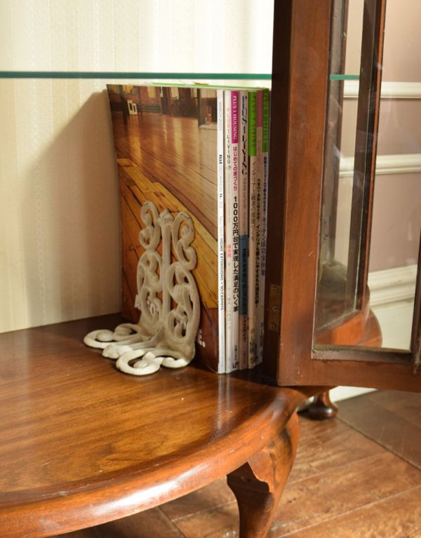 アンティークのキャビネット　アンティーク家具　天板に収納があるイギリスのアンティーク家具、ハーフムーンのガラスキャビネット（飾り棚）。A4サイズの雑誌やファイルが収納できるのでとっても便利ですよ。(j-1455-f )