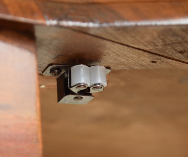 アンティークのキャビネット　アンティーク家具　天板に収納があるイギリスのアンティーク家具、ハーフムーンのガラスキャビネット（飾り棚）。ローラーキャッチャーが付いているので開閉はスムーズです。(j-1455-f )