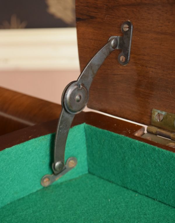 アンティークのキャビネット　アンティーク家具　天板に収納があるイギリスのアンティーク家具、ハーフムーンのガラスキャビネット（飾り棚）。しっかりとステーで固定されていますのでご安心ください。(j-1455-f )