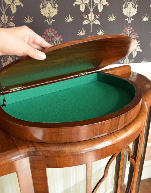 アンティークのキャビネット　アンティーク家具　天板に収納があるイギリスのアンティーク家具、ハーフムーンのガラスキャビネット（飾り棚）。開閉はスムーズです。(j-1455-f )