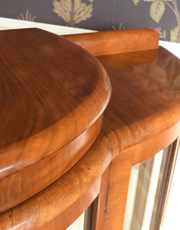 アンティークのキャビネット　アンティーク家具　天板に収納があるイギリスのアンティーク家具、ハーフムーンのガラスキャビネット（飾り棚）。閉まっているときも美しいデザインです。(j-1455-f )